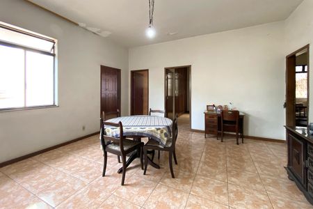 Casa à venda com 315m², 4 quartos e 4 vagas Casa à venda com 315m², 4 quartos e 4 vagasSala de Jantar