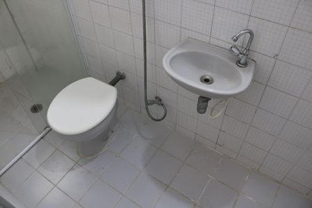 Banheiro de kitnet/studio para alugar com 1 quarto, 28m² em Água Branca, São Paulo