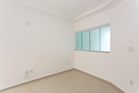 Casa à venda com 150m², 4 quartos e 2 vagas Casa à venda com 150m², 4 quartos e 2 vagasSala