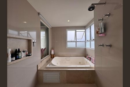 Apartamento à venda com 227m², 3 quartos e 2 vagas Apartamento à venda com 227m², 3 quartos e 2 vagasBanheiro da Suíte 1