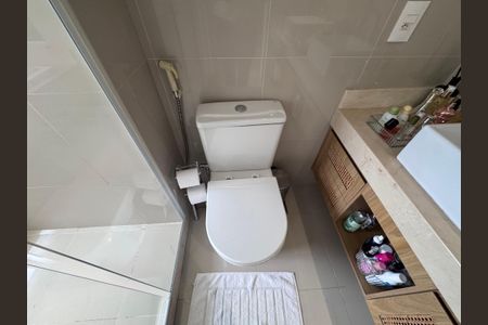 Apartamento à venda com 227m², 3 quartos e 2 vagas Apartamento à venda com 227m², 3 quartos e 2 vagasBanheiro da Suíte 1