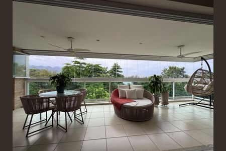 Apartamento à venda com 227m², 3 quartos e 2 vagas Apartamento à venda com 227m², 3 quartos e 2 vagasVaranda