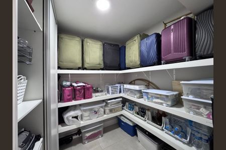 Apartamento à venda com 227m², 3 quartos e 2 vagas Apartamento à venda com 227m², 3 quartos e 2 vagasDespensa