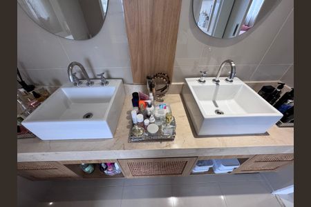 Apartamento à venda com 227m², 3 quartos e 2 vagas Apartamento à venda com 227m², 3 quartos e 2 vagasBanheiro da Suíte 1