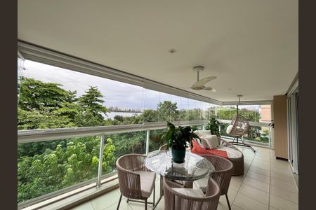 Apartamento à venda com 227m², 3 quartos e 2 vagas Apartamento à venda com 227m², 3 quartos e 2 vagasVaranda