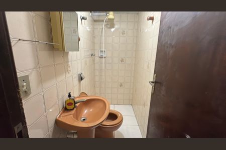 Casa à venda com 238m², 5 quartos e 3 vagasBanheiro de Serviço