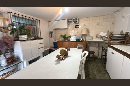 Casa à venda com 238m², 5 quartos e 3 vagasQuarto de Serviço