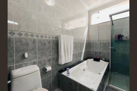 Casa de condomínio à venda com 297m², 4 quartos e 4 vagas Casa de condomínio à venda com 297m², 4 quartos e 4 vagasBanheiro do Quarto 3