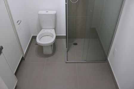 Banheiro de kitnet/studio para alugar com 1 quarto, 27m² em Barra Funda, São Paulo