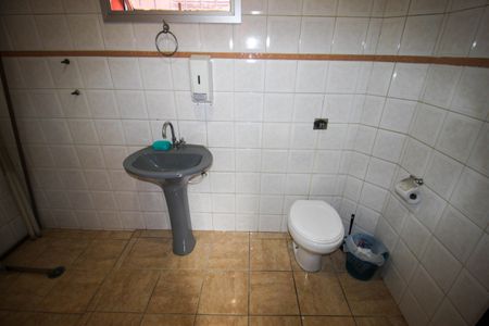 Casa para alugar com 350m², 2 quartos e 4 vagas Casa para alugar com 350m², 2 quartos e 4 vagasBanheiro Social