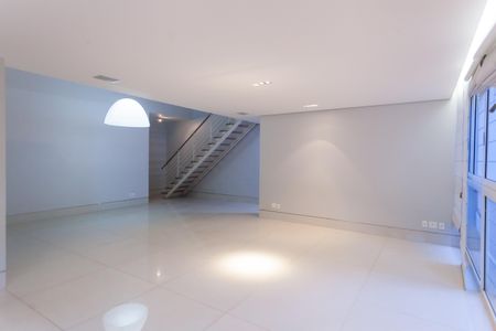 Casa de condomínio à venda com 435m², 4 quartos e 8 vagasSala
