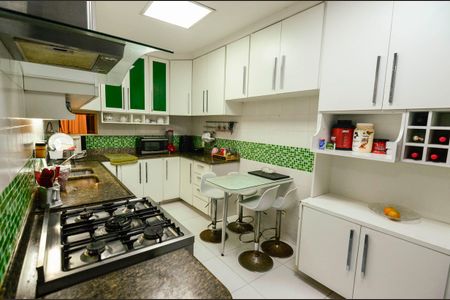 Apartamento à venda com 226m², 5 quartos e 2 vagas Apartamento à venda com 226m², 5 quartos e 2 vagasCozinha