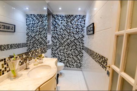 Apartamento à venda com 226m², 5 quartos e 2 vagas Apartamento à venda com 226m², 5 quartos e 2 vagasLavabo