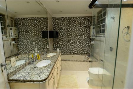 Apartamento à venda com 226m², 5 quartos e 2 vagas Apartamento à venda com 226m², 5 quartos e 2 vagasBanheiro Social