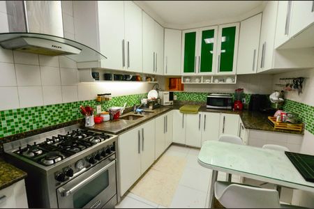 Apartamento à venda com 226m², 5 quartos e 2 vagas Apartamento à venda com 226m², 5 quartos e 2 vagasCozinha