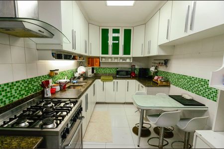 Apartamento à venda com 226m², 5 quartos e 2 vagas Apartamento à venda com 226m², 5 quartos e 2 vagasCozinha