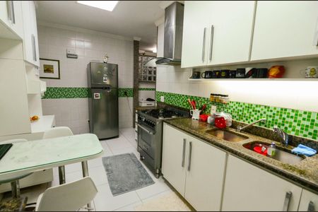 Apartamento à venda com 226m², 5 quartos e 2 vagas Apartamento à venda com 226m², 5 quartos e 2 vagasCozinha