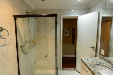 Apartamento à venda com 226m², 5 quartos e 2 vagas Apartamento à venda com 226m², 5 quartos e 2 vagasBanheiro Social