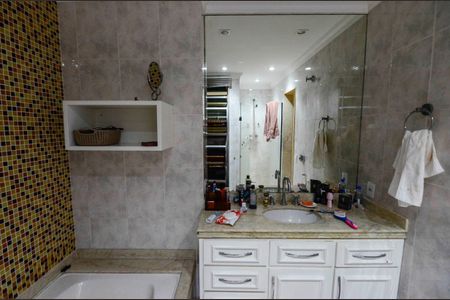 Apartamento à venda com 226m², 5 quartos e 2 vagas Apartamento à venda com 226m², 5 quartos e 2 vagasBanheiro da Suíte