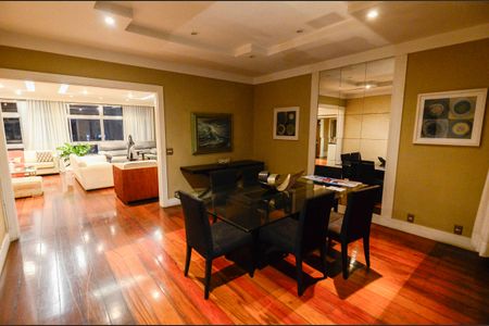 Apartamento à venda com 226m², 5 quartos e 2 vagas Apartamento à venda com 226m², 5 quartos e 2 vagasSala