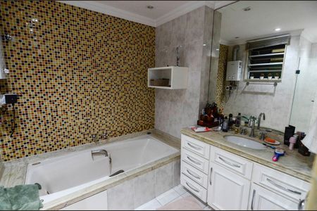 Apartamento à venda com 226m², 5 quartos e 2 vagas Apartamento à venda com 226m², 5 quartos e 2 vagasBanheiro da Suíte