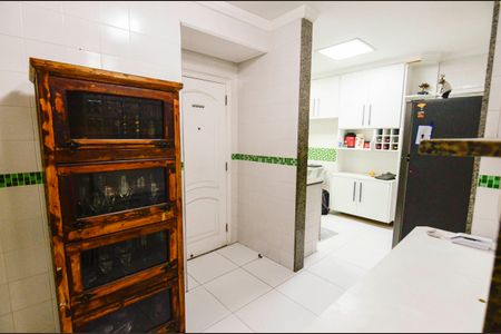Apartamento à venda com 226m², 5 quartos e 2 vagas Apartamento à venda com 226m², 5 quartos e 2 vagasÁrea de Serviço