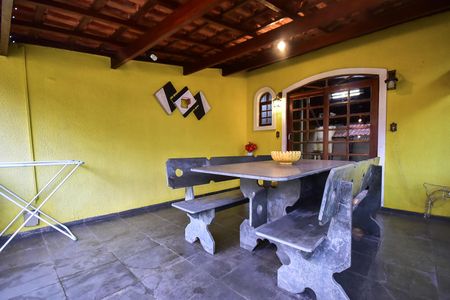 Casa à venda com 176m², 2 quartos e 3 vagasSalão