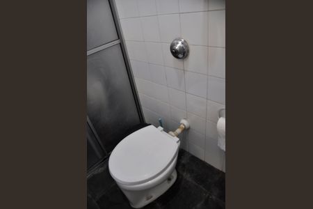 Casa à venda com 250m², 5 quartos e 4 vagas Casa à venda com 250m², 5 quartos e 4 vagasBanheiro na Área de Serviço