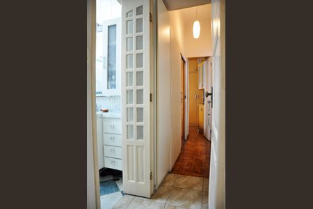 Casa à venda com 250m², 5 quartos e 4 vagas Casa à venda com 250m², 5 quartos e 4 vagasCorredor