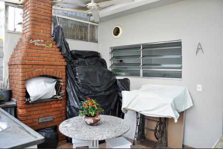 Casa à venda com 250m², 5 quartos e 4 vagas Casa à venda com 250m², 5 quartos e 4 vagasÁrea comum - Churrasqueira