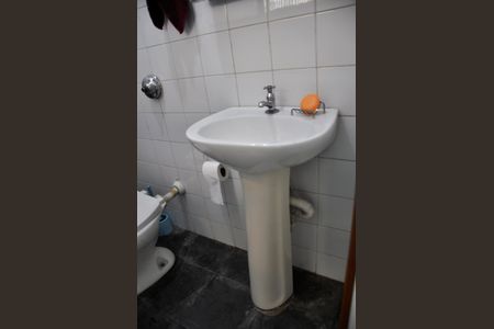 Casa à venda com 250m², 5 quartos e 4 vagas Casa à venda com 250m², 5 quartos e 4 vagasBanheiro na Área de Serviço