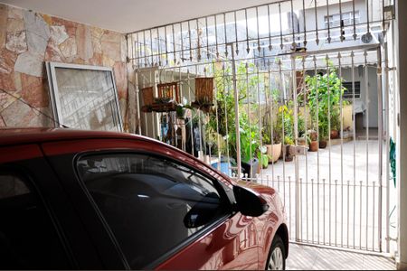 Casa à venda com 250m², 5 quartos e 4 vagas Casa à venda com 250m², 5 quartos e 4 vagasGaragem