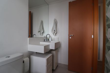 Apartamento à venda com 83m², 2 quartos e 2 vagasBanheiro da Suíte