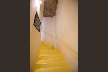 Casa à venda com 198m², 4 quartos e 2 vagas Casa à venda com 198m², 4 quartos e 2 vagasEscada