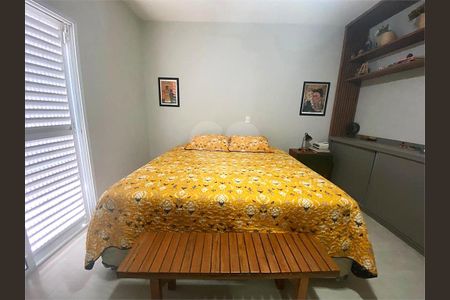 Casa à venda com 3 quartos, 293m² em Vila Mangalot, São Paulo