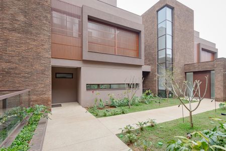 Casa de condomínio à venda com 621m², 4 quartos e 5 vagas Casa de condomínio à venda com 621m², 4 quartos e 5 vagasFachada