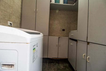 Casa de condomínio à venda com 465m², 5 quartos e 4 vagas Casa de condomínio à venda com 465m², 5 quartos e 4 vagasÁrea de Serviço