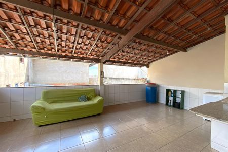 Casa à venda com 170m², 4 quartos e 2 vagas Casa à venda com 170m², 4 quartos e 2 vagasVaranda