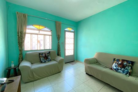 Casa à venda com 170m², 4 quartos e 2 vagas Casa à venda com 170m², 4 quartos e 2 vagasSala