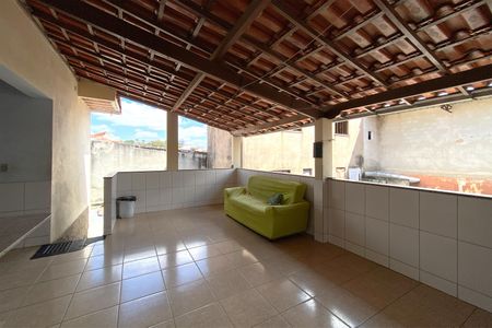 Casa à venda com 170m², 4 quartos e 2 vagas Casa à venda com 170m², 4 quartos e 2 vagasVaranda