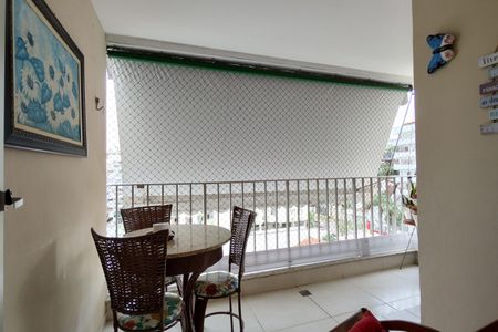 Apartamento à venda com 133m², 2 quartos e 1 vaga Apartamento à venda com 133m², 2 quartos e 1 vagaVaranda