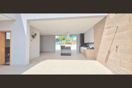 Casa de condomínio à venda com 282m², 3 quartos e 4 vagasQuintal