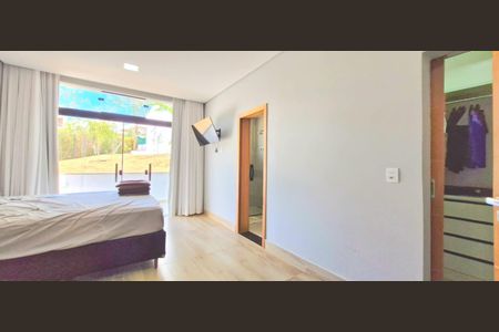 Casa de condomínio à venda com 282m², 3 quartos e 4 vagasSuíte