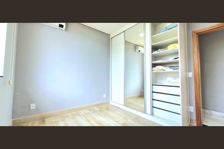 Casa de condomínio à venda com 282m², 3 quartos e 4 vagasQuarto 2