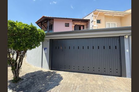 Casa à venda com 93m², 3 quartos e 4 vagasFachada