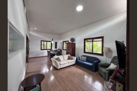 Casa à venda com 320m², 4 quartos e 2 vagas Casa à venda com 320m², 4 quartos e 2 vagasSala