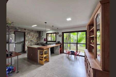 Casa à venda com 320m², 4 quartos e 2 vagas Casa à venda com 320m², 4 quartos e 2 vagasCozinha