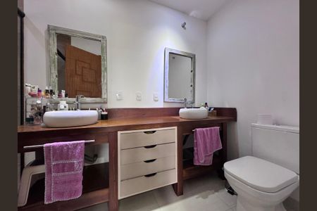 Casa à venda com 320m², 4 quartos e 2 vagas Casa à venda com 320m², 4 quartos e 2 vagasSuíte 1 - Banheiro