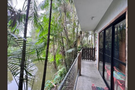 Casa à venda com 320m², 4 quartos e 2 vagas Casa à venda com 320m², 4 quartos e 2 vagasÁrea externa