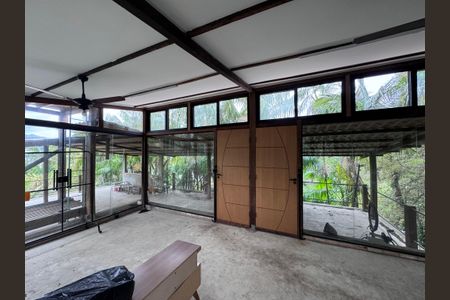 Casa à venda com 320m², 4 quartos e 2 vagas Casa à venda com 320m², 4 quartos e 2 vagasQuarto